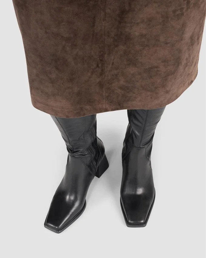 Hedda höga stövlar